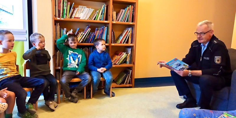 BPOL-KS: Bundespolizisten lesen für Kinder - Kasseler Bundespolizei beteiligt sich am bundesweiten Vorlesetag - Foto: presseportal.de