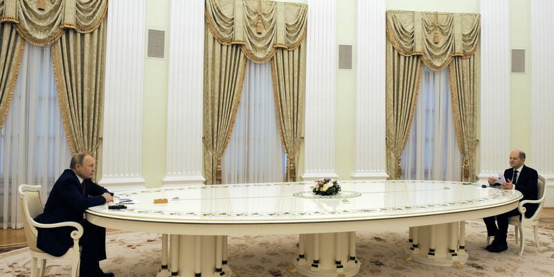 Seit fast zwei Jahren herrschte Funkstille zwischen Putin (l.) und Scholz. (Archivbild) - Foto: Mikhail Klimentyev/Russian President Press Office/Sputnik/dpa