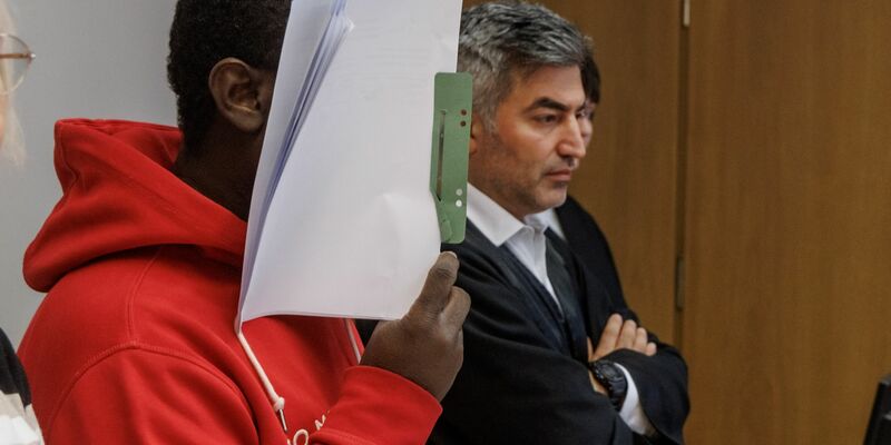 Bei Beginn des Prozesses wegen sexueller Übergriffe auf junge Frauen schweigt der Angeklagte. - Foto: Markus Scholz/dpa