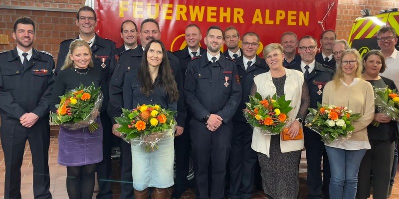 FW Alpen: Jubiläumsfeier der Einheit Veen mit insgesamt 180 Jahren Ehrenamt - Foto: presseportal.de