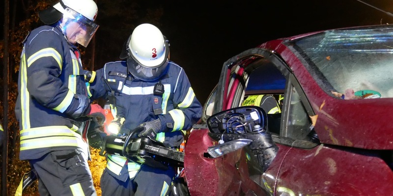 FW Celle: Einsatzübung Verkehrsunfall - Feuerwehr und Rettungsdienst üben in Celle - Foto: presseportal.de