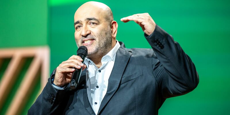 Auf der Bühne werfen Robert Habeck und Annalena Baerbock einander die Bälle zu. Die Außenministerin will den Bundeswirtschaftsminister im Wahlkampf unterstützen, wie sie sagt. - Foto: Michael Kappeler/dpa