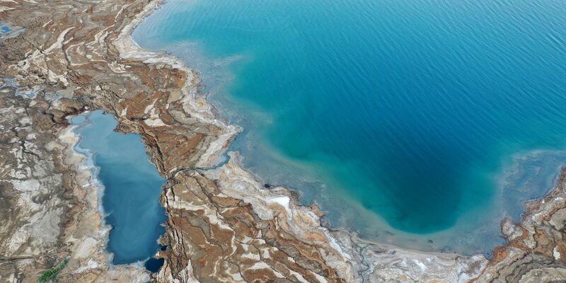 Forscher entdecken meterhohe Schlote im Toten Meer (Archivbild). - Foto: Gil Cohen Magen/XinHua/dpa