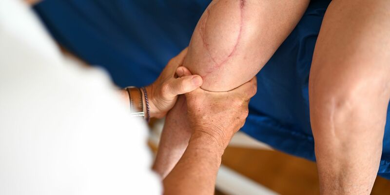 In Deutschland konnten zuletzt knapp 11.600 Physiotherapeuten-Stellen nicht besetzt werden. - Foto: Felix Kästle/dpa