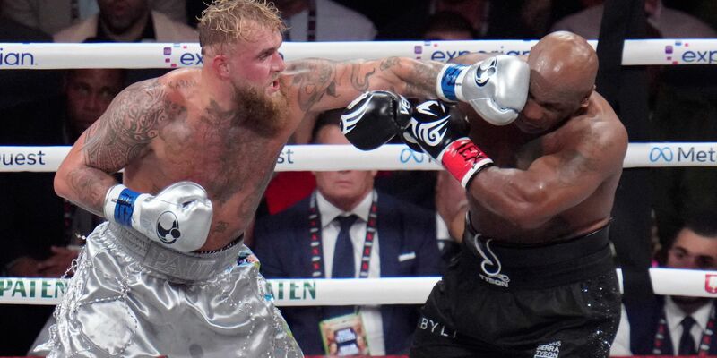 Mike Tyson (links) bereut den Kampf gegen Jake Paul und die Niederlage nicht. - Foto: Julio Cortez/AP/dpa