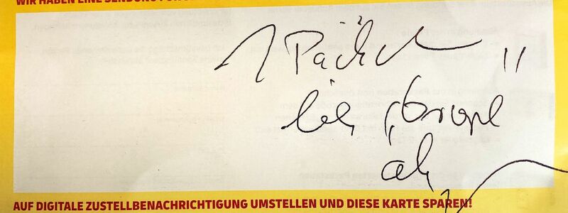 Ein Zusteller hat einen unleserlichen Hinweis auf den Abhohlzettel für ein Päckchen geschrieben. Die Adressatin, die diesen Abholzettel in ihrem Briefkasten fand, konnte mit der Kritzelei nichts anfangen. - Foto: Caroline Bock/dpa