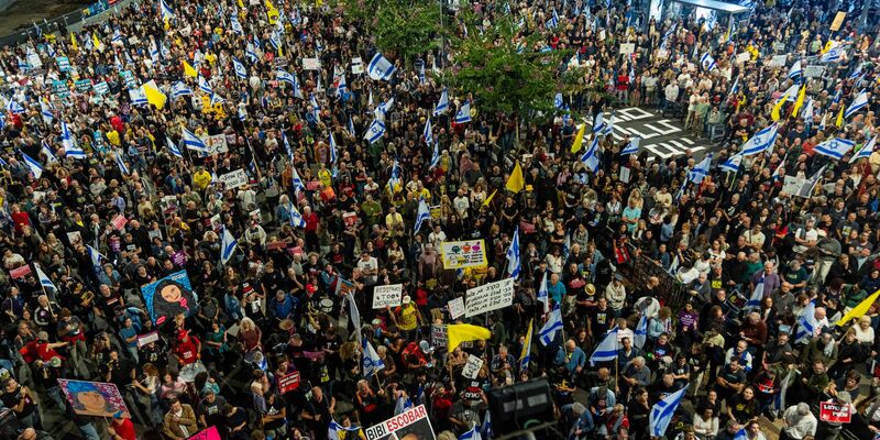 Israelis fordern bei Demonstrationen seit Monaten die Freilassung der in Gaza verbleibenden Geiseln. (Archivbild) - Foto: Francisco Seco/AP/dpa