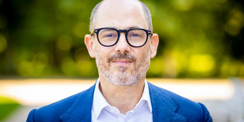 Edward Berger ist durch seine Mutter Schweizer und durch den Vater Österreicher - sein neuer Film «Konklave» startet am 21. November im Kino. - Foto: Moritz Frankenberg/dpa