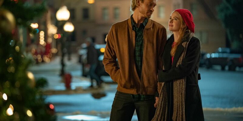 Chad Michael Murray und Britt Robertson im neuen Netflix-Weihnachtsfilm «The Merry Gentlemen» (Start 20. November) - Foto: Cr. Katrina Marcinowski/Netflix © 2024/dpa