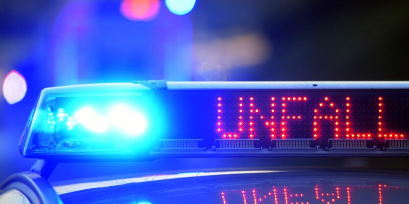 Bei einem schweren Unfall im Münsterland in Nordrhein-Westfalen sind sechs Menschen ums Leben gekommen. (Symbobild) - Foto: Stefan Puchner/dpa