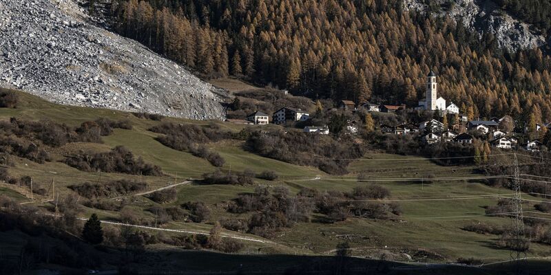 Kein Zutritt mehr: Alle Bewohner mussten das Dorf Brienz verlassen.  - Foto: Til Buergy/KEYSTONE/dpa