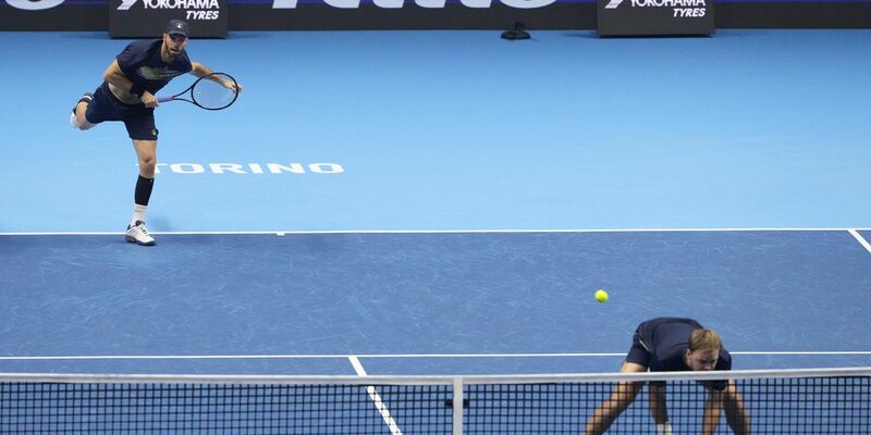 Kevin Krawietz (l) und Tim Pütz (r) wollen von Turin weiter nach Malaga zum Davis Cup reisen. - Foto: Antonio Calanni/AP/dpa