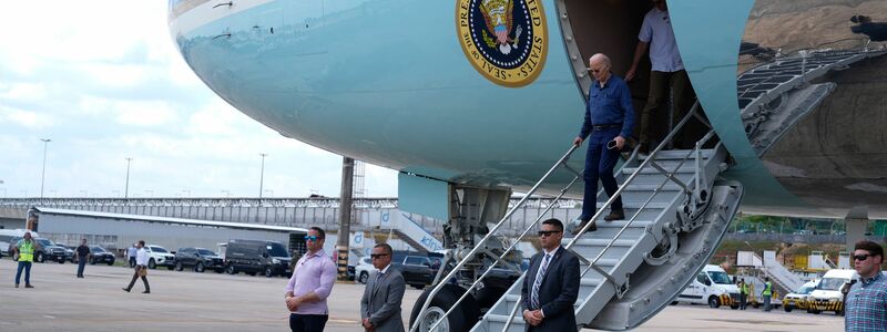 Biden landet auf den Flughafen von Manaus. - Foto: Manuel Balce Ceneta/AP/dpa