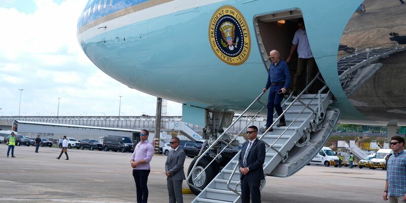 US-Präsident Biden landet am Flughafen Manaus. - Foto: Manuel Balce Ceneta/AP/dpa