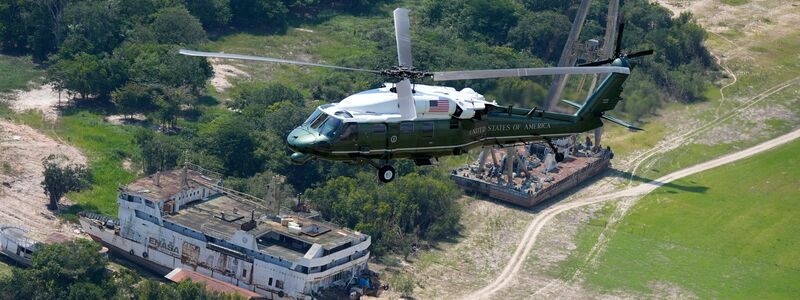 Biden schaut sich den Amazonas aus der Luft an. - Foto: Manuel Balce Ceneta/AP