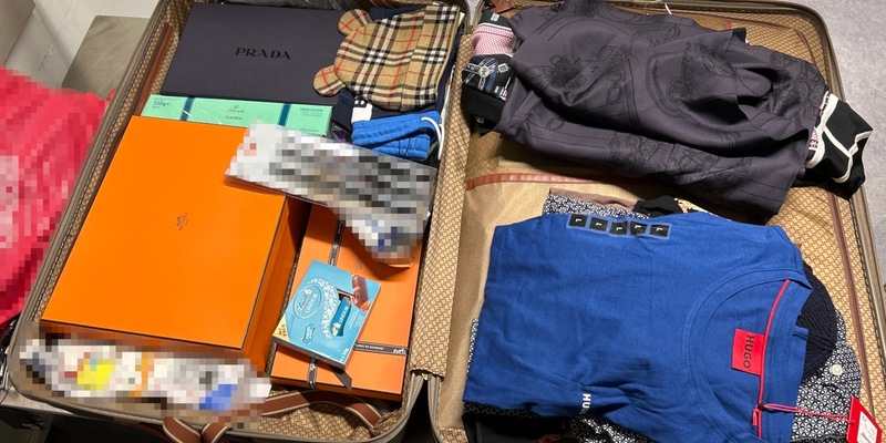 ZOLL-S: Luxusgüter für Russland vom Zoll gestoppt / Luxusgüter im Wert von 126.000 Euro wurden bei zwei Reisenden nach Russland am Stuttgarter Flughafen sichergestellt. - Foto: presseportal.de