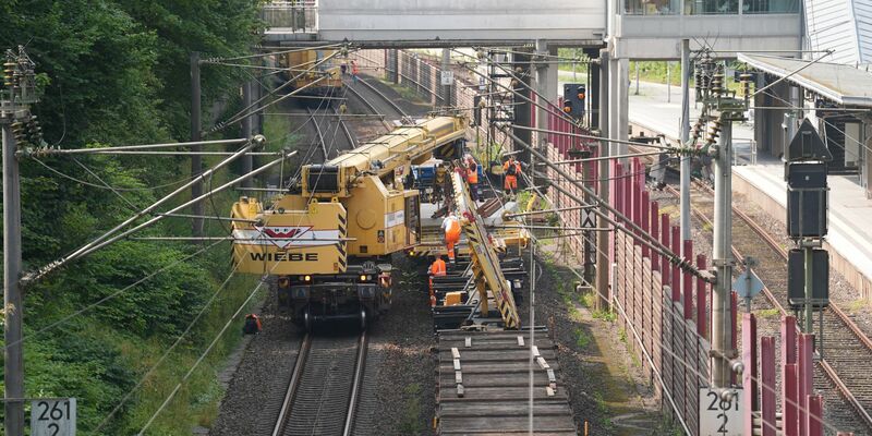 Schon jetzt wird auf der Strecke zwischen Hamburg und Berlin fleißig gebaut - im kommenden Jahr ist der Korridor erneut gesperrt. (Archivbild) - Foto: Marcus Brandt/dpa