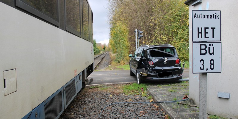 POL-DN: Pkw von Zug erfasst - Foto: presseportal.de