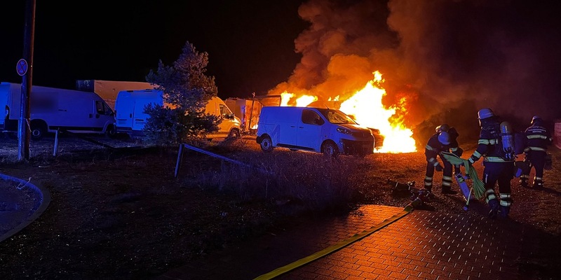 FW-M: Mehrere Fahrzeuge durch Brand zerstört (Freiham) - Foto: presseportal.de