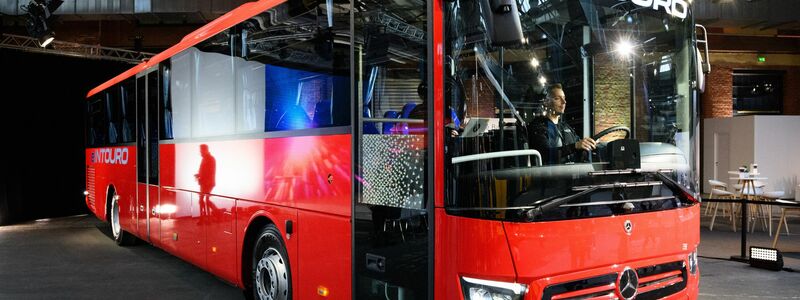 Der nächste große Meilenstein ist nach Angaben von Till Oberwörder, Vorstandsvorsitzender Daimler Buses, dann die Elektrifizierung des Reisebussegments.  - Foto: Bernd von Jutrczenka/dpa