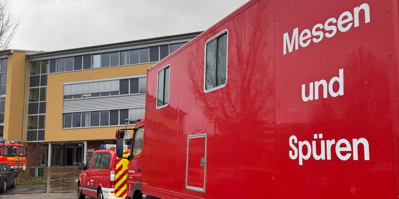 POL-STD: Großeinsatz von Feuerwehr und Rettungsdienst an Stader Berufsschule - insgesamt 61 Personen durch Reizstoff verletzt, Baucontainer in Grünendeich aufgebrochen und Werkzeug entwendet - Foto: presseportal.de