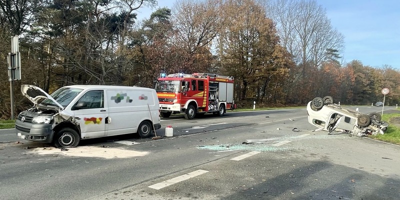 FW Hünxe: Pkw überschlagen - Eine verletzte Person nach Verkehrsunfall - Foto: presseportal.de