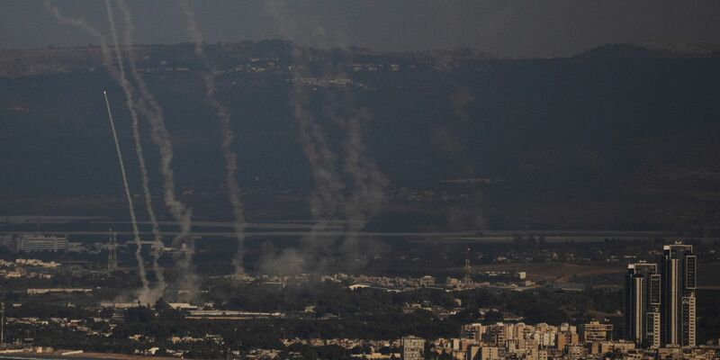Bei dem Einschlag einer Rakete aus der libanesischen Hisbollah-Miliz östlich der israelischen Hafenstadt Haifa wurde eine Frau getötet.  - Foto: Leo Correa/AP