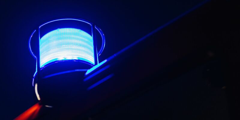 An Bord des Busses sollen 40 Menschen sein (Symbolbild). - Foto: Philipp von Ditfurth/dpa