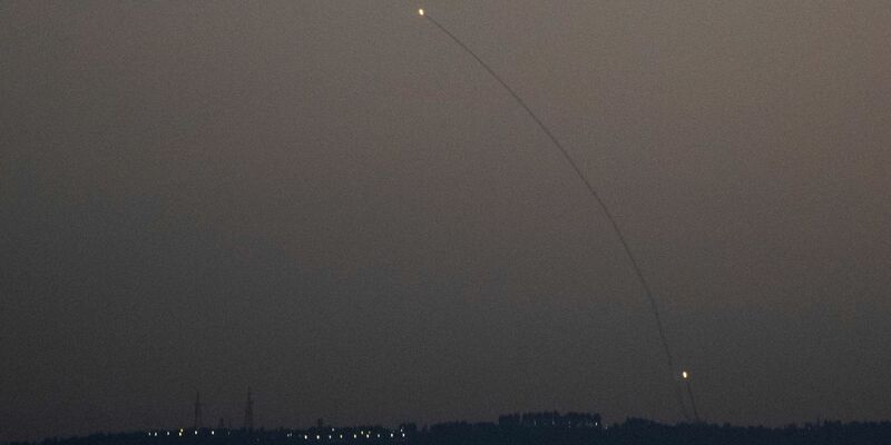 Im Großraum der israelischen Küstenmetropole Tel Aviv wurden fünf Menschen durch einen Raketenangriff der proiranischen Hisbollah-Miliz aus dem Libanon verletzt. (Archivbild) - Foto: Leo Correa/AP/dpa