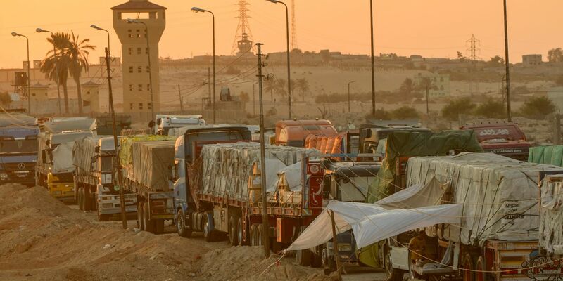 Der Transport von Hilfsgütern zu den notleidenden Menschen im Gazastreifen so wie auf diesem Archiv-Foto vom vergangenen September zu sehen, ist riskant. Nachdem ein Konvoi mit mehr als 100 Lastwagen geplündert wurde, ging die islamistische Hamas Augenzeugenberichten zufolge gegen Plünderer und andere Kriminelle vor. - Foto: Amr Nabil/AP/dpa