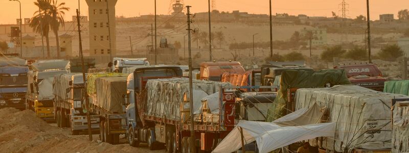 Der Transport von Hilfsgütern zu den notleidenden Menschen im Gazastreifen so wie auf diesem Archiv-Foto vom vergangenen September zu sehen, ist riskant. Nun wurde ein Konvoi mit mehr als 100 Lastwagen geplündert.  - Foto: Amr Nabil/AP/dpa