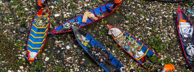 In Ländern wie Indien, wo es oft kein gutes Abfallmanagement gibt, gelangt viel Plastikmüll in die Umwelt. - Foto: Algi Febri Sugita/ZUMA Press Wire/dpa