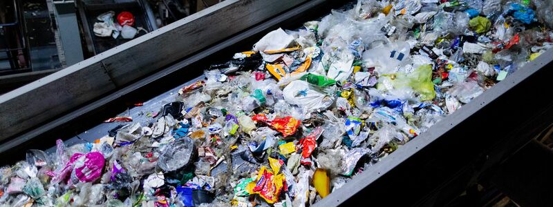 Selbst wenn Plastik gesammelt wird: Es gibt noch nicht die technischen Möglichkeiten haben, diverse Kunststoffe zu recyceln - Foto: Rolf Vennenbernd/dpa