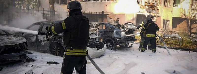 Feuerwehrleute löschen den Brand nach einem russischen Raketeneinschlag in der Hafenstadt. (Archivbild vom 18.11.) - Foto: Uncredited/Ukrainian Emergency Service/AP/dpa