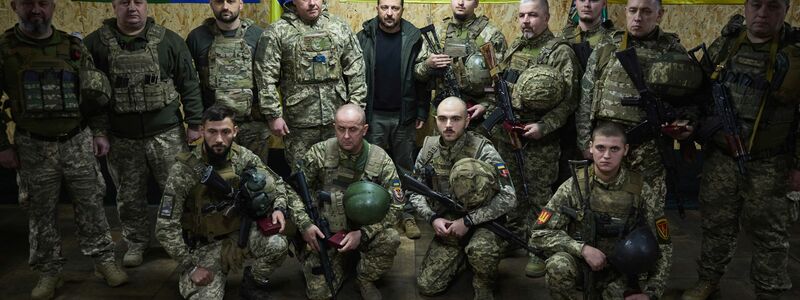 Der ukrainische Präsident Wolodymyr Selenskyj beim Besuch von Einheiten in der Frontstadt Kupjansk. (Archivbild vom 18.11.) - Foto: Uncredited/Ukrainian Presidential Press Office/AP