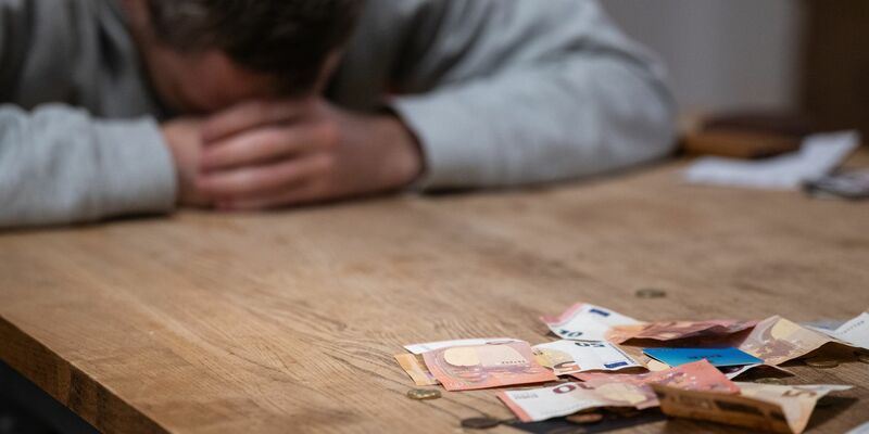 Viele Haushalte in Deutschland sind überschuldet. (Symbolbild) - Foto: Hannes P Albert/dpa