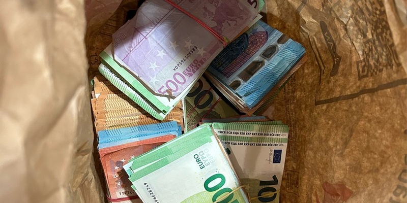 HZA-SW: Ein Rucksack voller Bargeld - Zoll stellt hohe Bargeldsumme sicher - Foto: presseportal.de