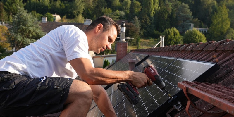 Max Wagner von der Max Wagner Autarkie GmbH erklärt: So schützt eine PV-Anlage vor steigenden Strompreisen und Netzstörungen - Foto: presseportal.de