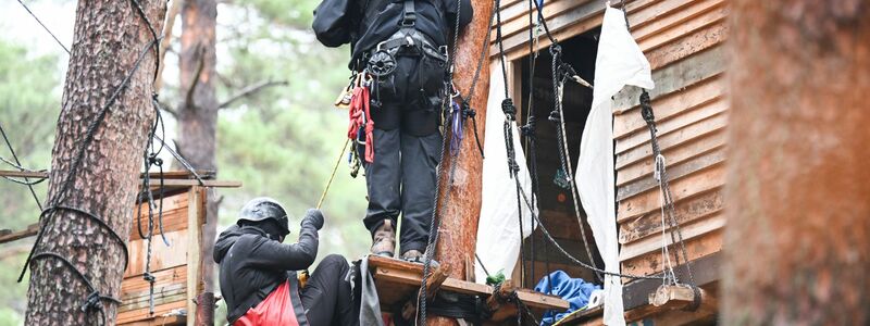 Mit schwarzen Tücher verhüllt  - Foto: Sebastian Christoph Gollnow/dpa