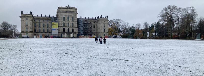 Der Norden Deutschlands wie hier das Schloss Ludwigslust in Mecklenburg-Vorpommern bekam vielerorts schon Schnee ab. - Foto: Iris Leithold/dpa