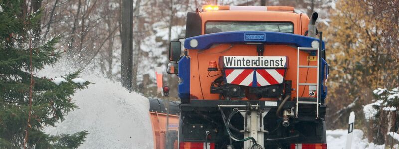 Im Harz rückte bereits der Winterdienst aus.  - Foto: Matthias Bein/dpa