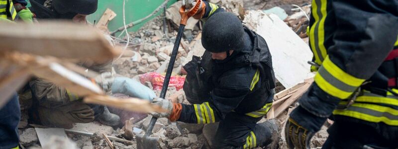 Mehrere Menschen wurden bei dem Drohnentreffer auf ein Haus in Hluchiw getötet. - Foto: Ukrainian Emergency Service/Ukrainian Emergency Service/AP