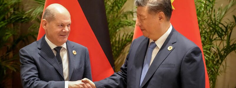 Bundeskanzler Scholz traf am Rande der G20-Gipfels mit Chinas Staatschef Xi zusammen. - Foto: Kay Nietfeld/dpa