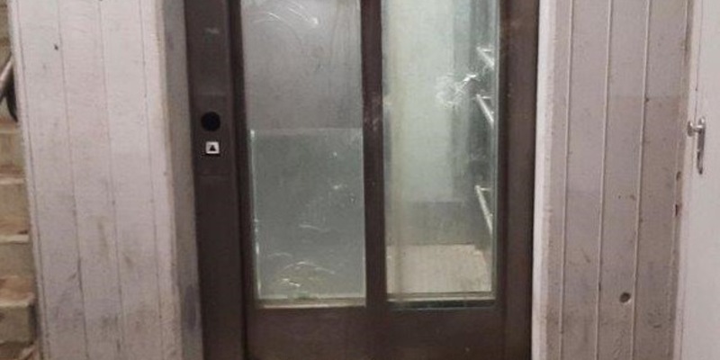 BPOLI MD: 20-Jähriger bewirft Aufzug mit Glasflaschen und verletzt sich selbst - Anzeige folgt - Foto: presseportal.de