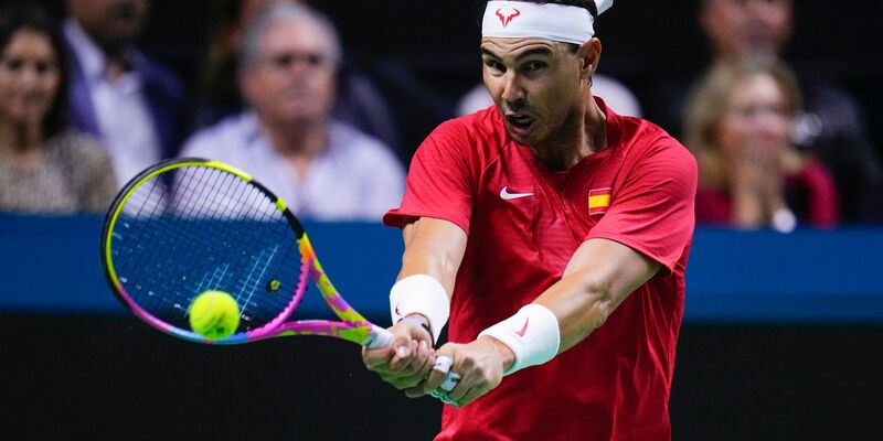 Teamchef David Ferrer tröstet Superstar Rafael Nadal nach der Niederlage in dessen letztem Spiel. - Foto: Manu Fernandez/AP/dpa