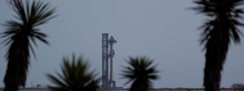 Noch am Boden, doch bereit: Die SpaceX-Megarakete «Starship». - Foto: Eric Gay/AP/dpa