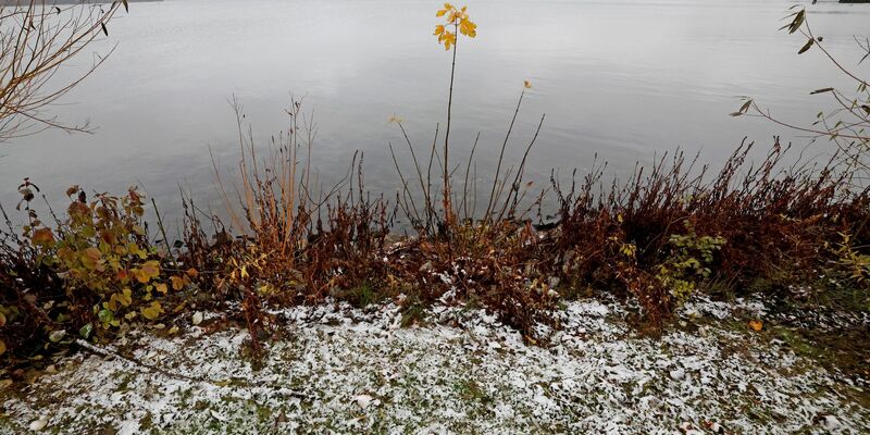Für diesen Mittwoch erwarten die Meteorologen nasskaltes Schauerwetter und einzelne Graupelgewitter. - Foto: Bernd Wüstneck/dpa