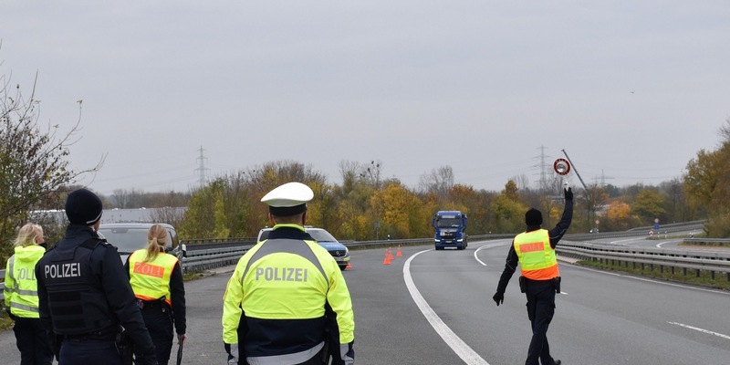 HZA-BI: Bielefelder Zoll prüft im Speditions-, Transport- und Logistikgewerbe/Illegale Beschäftigung und weitere Unregelmäßigkeiten aufgedeckt - Foto: presseportal.de