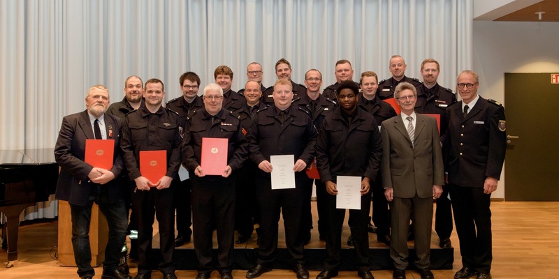 FW Bremerhaven: Beförderungszeremonie der Freiwilligen Feuerwehren Bremerhavens - Foto: presseportal.de