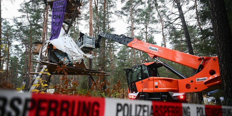Die Baumhäuser im aufgelösten Tesla-Protestcamp sollen verschwinden. Die Polizei lässt die Reste des Lagers entsorgen.  - Foto: Sebastian Christoph Gollnow/dpa